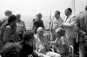 31. Tagung 1981 (29.6.-3.7.) Mediziner; Gruppen bei der Maikäferrede: mittig: Sir Peter Medawar mit Lady Medawar, dahinter Nikolaas Tinbergen