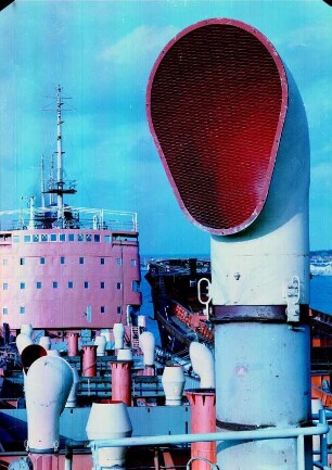 Lüftungsrohre auf Schiffsdeck