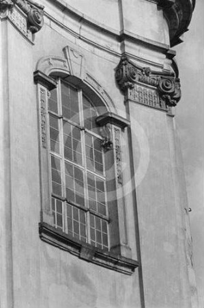 Pilastergliederung und Fenster an der Fassade der Klosterkirche Liebenthal