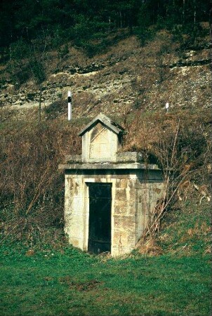 altes Wasserwerk mit Kalksteinfassade, Inschrift: Trink, was klar ist
