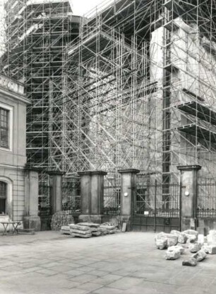 Dresden-Altstadt. Ehrenhof des Coselpalais (Flügelbauten) mit gelagerten Steinen der Ausgrabung. Ansicht mit Baustelle Frauenkirche