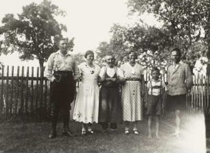 Malschendorf Nr. 25. Familie des Fotografen (rechts) mit Ehepaar aus Bremen im Garten des elterlichen Kleinbauernhofes