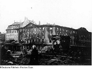 Szene aus dem Amateurfilm "Dresden nach dem 13. Februar": Zerstörtes Neustädter Rathaus, im Vordergrund der Sockel des "Goldenen Reiters"