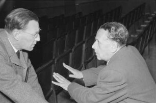 Szenenbilder aus dem Stück "Die Affäre Dreyfus" von Hans José Rehfisch und Wilhelm Herzog am Schloßparktheater Berlin-Steglitz : Regisseur Karl-Heinz Stroux (links) im Gespräch mit Autor Hans José Rehfisch (rechts)