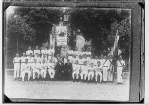 25jähriges Stiftungsjubiläum des Turn- und Sportvereins Steinhilben; Männergruppe vor dem Kriegerdenkmal; Fahne des Turngaus Hohenzollern