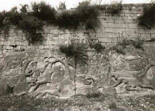 Großjena bei Naumburg. Steinauers Weinberg. Relieffolge im anstehenden Sandstein (Länge 200 m) (1722). Ansicht mit Fuchsjagd und Quellwunder