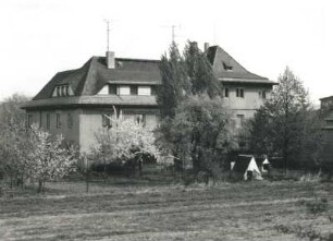 Dresden-Cossebaude, Meißner Straße 20. Baumschule (Garten-Center Teschendorff). Wohn- und Verwaltungsgebäude (A. 20. Jh.). Gartenansicht