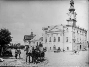 Rathaus : Pferdewagen vor dem klassizistischen Rathaus