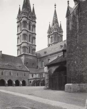 Naumburg (Saale), Dom St. Peter und Paul, Domhof, Blick von Südosten auf die Westtürme des Domes