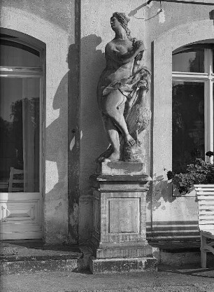 Juno mit dem Pfau : Klimes, Miroslav. Juno mit dem Pfau. Sandstein; lebensgroß. 1701/1745. Königswartha, Schloss. Gartenfront