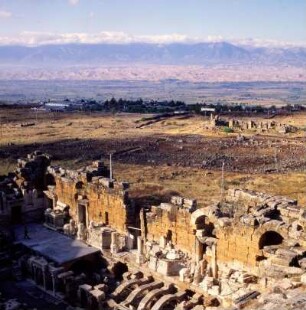 Hierapolis. Blick auf Theater und Grabungsstätte