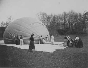 Füllen des Ballons für die Gauss-Expedition in die Antarktis