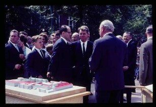 Kennedy AEG/ im Gespräch an einem Betriebsmodell