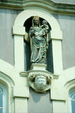 Rathaus: Statue der Schutzheiligen der Stadt, der Heiligen Maria