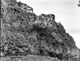 Felsformation : Basaltsäulen an einer Feslwand.