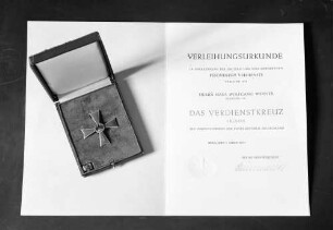 Atelier: Bundesverdienstkreuz mit Urkunde