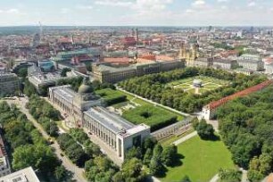 Hansjakob, Gottfried; München, Englischer Garten; Altstadtring, Königinstraße, Hofgarten, Finanzgarten, Englischer Garten, Staatskanzlei, Haus der Kunst, Prinz Carl Palais - Luftbild