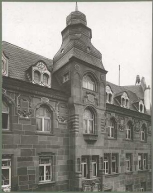 Billing, Hermann; Karlsruhe (Baden-Württemberg), Kaiserstr. 201; Haus Ströbe, Hofapotheke - Fassade; Erkerturm (Ansichten)