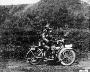 Soldat mit Gasmaske auf einem Motorrad an der Westfront