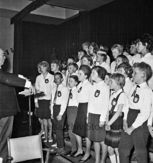 Oldesloer Männerchor von 1844: 120-jähriges Jubiläum: Hotel Oldesloer Hof, Saal: Festkonzert: auf Treppen zur Bühne: Oldesloer Jugendchor singt unter Leitung von Musikdirektor August König, 30. April 1964