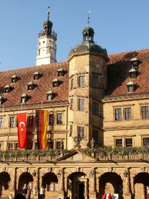 Fassade des Rathauses anlässlich einer deutsch-türkischen Woche geschmückt, dahinter Rathaus-Turm