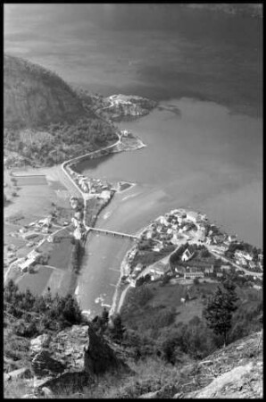 Flåm: Aurlandfjord, von oben auf Aurland und Flussmündung