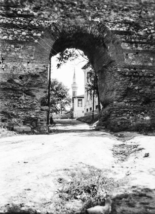 Torbogen : Blick durch einen Torbogen.