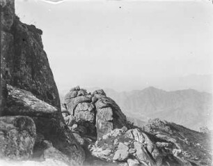 Gebirgszug : Blick über die felsigen Gipfel des Lao Shan Gebirges