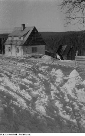 Haus und Schneelandschaft
