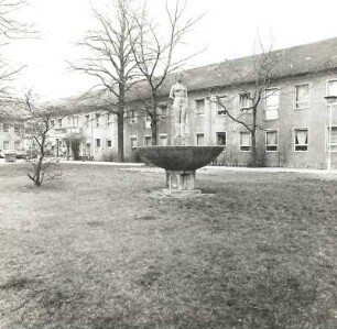 Schalenbrunnen mit Skulptur "Hygiena" (1956; R. Enderlein)