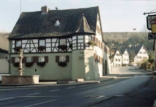 Merdingen: Brunnen mit Gasthaus zum Pfauen