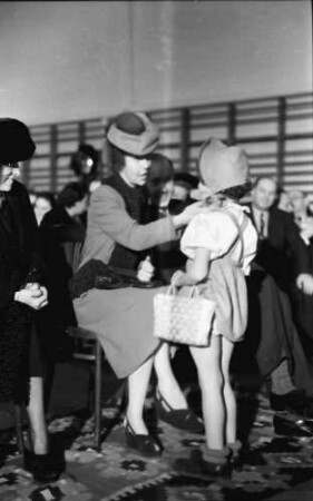 Bukarest: Frau Antonescu mit Kind, Rotkäppchen
