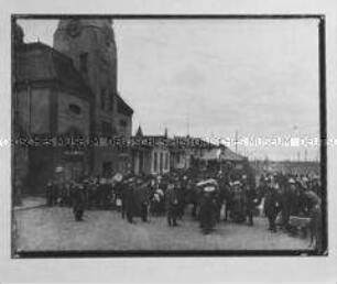 Menschen vor dem Aufnahmegebäude der "Auswandererhallen" der HAPAG auf der Veddel in Hamburg