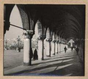 Venedig, Säulengang des Dogenpalastes