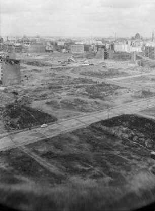 240° Panorama, Bild 7 von 9. Blick entlang der Lobeckstraße vom Landwehrkanal über die Freifläche Ritterstraße Richtung Otto-Suhr-Siedlung. Berlin-Kreuzberg, Wassertorstraße