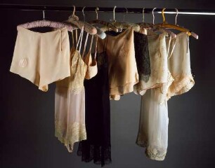 Unterhosen, Bodysuits und Büstenhalter (Archivtitel)
