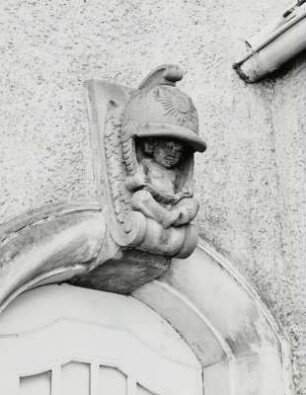 Portalschlussstein mit Putto mit Helm