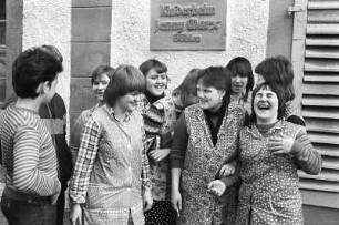 Kinderheim "Jenny Marx" : Böhlen. Gruppenbild von Jugendliche des Kinderheims "Jenny Marx" vor dem Gebäude