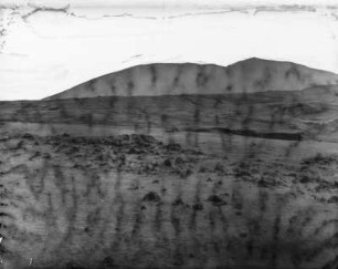 Berglandschaft : Blick über die Felder auf das Gebirge.