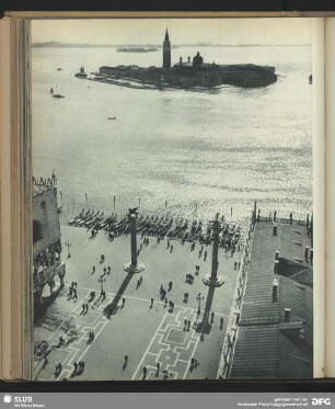 Venedig. Blick vom Markusturm über den Markusplatz nach Isola di Giorgio Maggiore