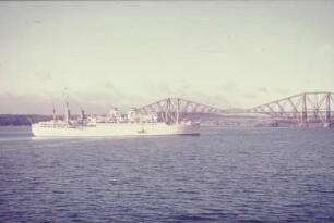 Reisefotos Schottland. Passagierschiff "Milwaukee" vor der Forth Eisenbahnbrücke (etwa 15 Kilometer westlich von Edinburgh)