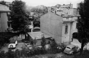 Bukarest : In Bukarest, Hof mit Oldtimern