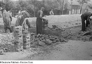 Aufnahmen von Aufräum- und Straßenbauarbeiten : Straßenarbeiten