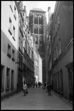 Danzig, Gdansk: Gasse mit Turm der Marienkirche