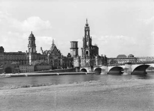 Dresden, Blick vom Neustädter Elbufer auf die Altstadt : Dresden, Stadtansicht vom Neustädter Ufer