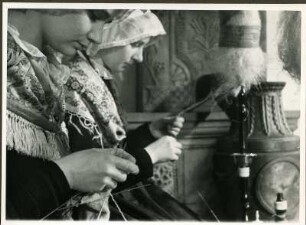 Pfalzausstellung Billigheimer Mädchen beim Spinnen