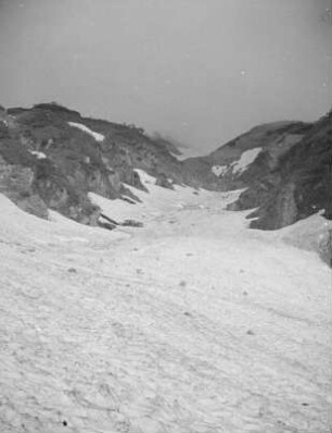Shirouma-dake : Shirouma-dake-Trog. Ansicht mit Schneefeld