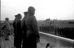 Abschiedsparade für den Standortkommandeur der in Karlsruhe stationierten US-Streitkräfte Colonel Jesse E. Graham auf dem Karlsruher Flugplatz.