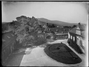 Baden-Baden Neues Schloss Hofansicht nach Westen zum Torbau