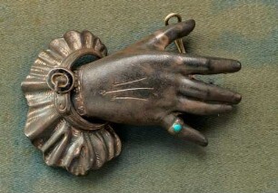 Anstecknadel in Form einer Frauenhand